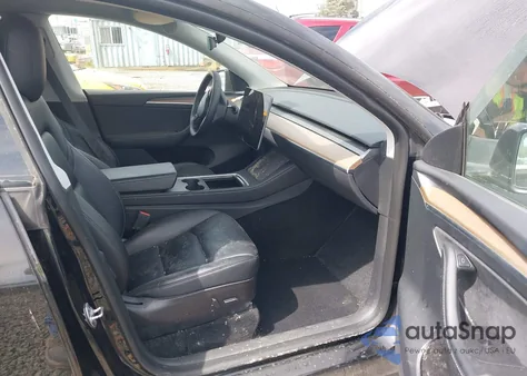 2022 Tesla Model Y Performance Dual Motor All-Wheel Drive z USA, uszkodzony, nr VIN 7SAYGDEF5NF546680